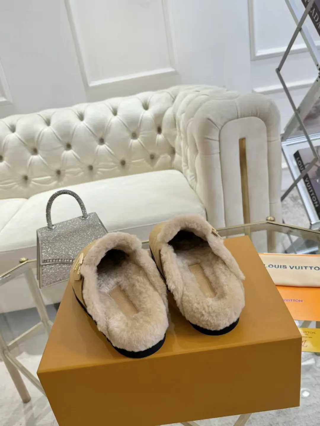 p600✨ LV Couple’s Wool Slippers｜Full of high-end feel, the soles of your feet are luxurious✨ We have achieved the ultimate restoration of the "higher version" of this pair of LV classic toe-toe slippers! 👫💫 🌟 The core advantages are clear at a glance: ✔️ Original jacquard + cowhide fabric, delicate texture, high-end at first glance; ✔️ 280% pure wool lining, wearing barefoot is like stepping on clouds ☁️, soft and skin-friendly and not sweaty; ✔️ Non-slip rubber bottom + three-dimensional toe design, super stable for walking, fashionable and practical!  👀 Must-have attention to detail: Belt buckle + classic LV presbyopic elements, revealing the aura of a big-name brand in a low-key manner ~ Whether it is a couple dating or a trip with besties, both of them are the focus when they go out👟💖 ✨ Easily match the wardrobe: jeans + sweaters, lazy and casual style ✔️ Coat + skirt, refined and elegant ✔️ One pair of shoes can handle a variety of styles, and the sense of luxury is never artificial ~ #LV slippers #couple outfit #High-End Customization #Quality Shoes Recommendation Fabric: Yangjing/classic jacquard fabric Lining: Imported wool lining Sole: Original rubber sole Size: Female 35-41 Male 38-46